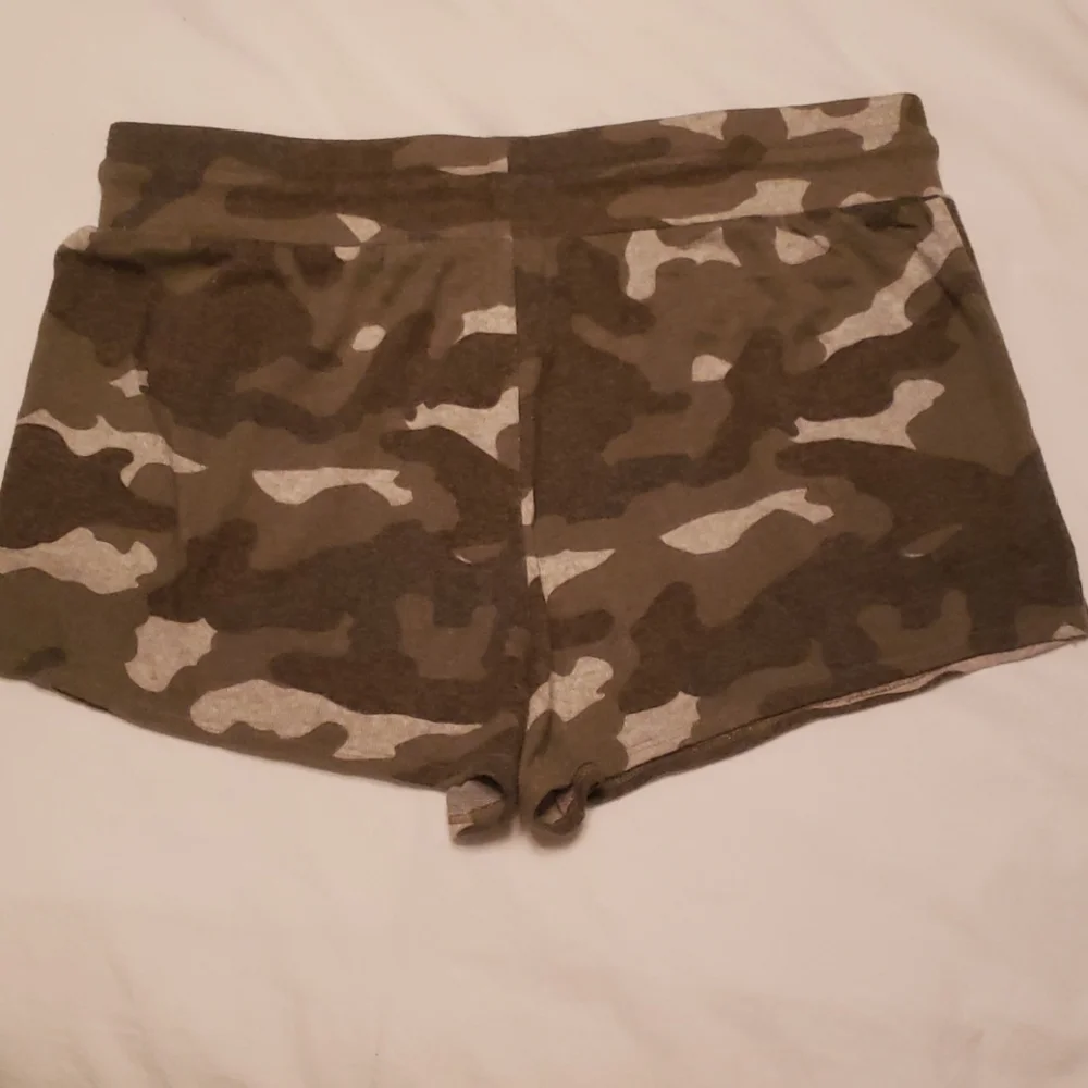 EXPRESS CAMO SHORTS - Picture 2 of 3